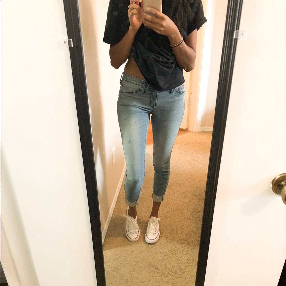Cropped light wash jeans.